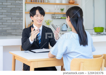 一位商人在客廳與一位女士討論生意 128416376