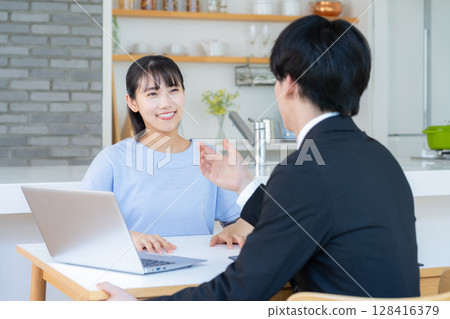 一位商人在客廳與一位女士討論生意 128416379