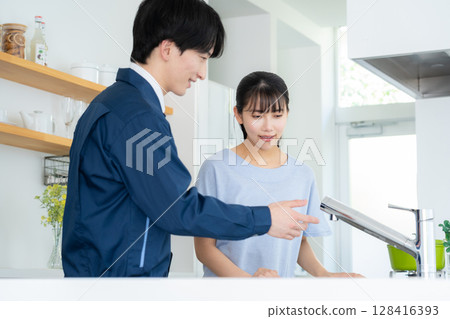 房地產經紀人在廚房裡向一位女士解釋 128416393