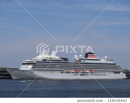 停泊在大棧橋客運碼頭的客船“飛鳥3號” 128416442