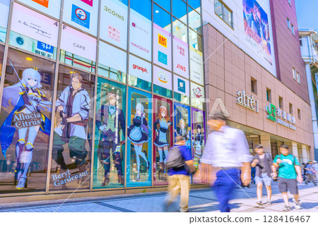 日本東京城市景觀：越來越多的人邊走路邊使用智慧型手機......入境旅遊持續......秋葉原擠滿了外國遊客...... 128416467
