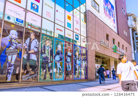 日本東京城市景觀：酷熱難耐…入境旅遊持續進行…秋葉原擠滿了外國遊客 128416475