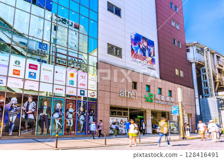 日本東京城市景觀 入境旅遊持續進行…秋葉原擠滿了外國遊客 日本東京城市景觀 入境旅遊持續進行…秋葉原擠滿了外國遊客 128416491