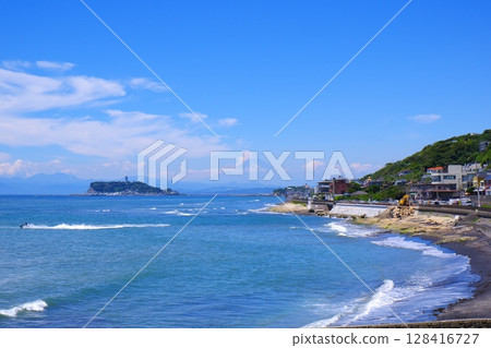 The summer scenery of Shonan Beach and Enoshima gives the impression of summer vacation. 128416727