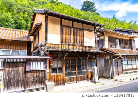 【世界遺產石見銀山遺址及其文化景觀】【重要傳統建築物】島根縣大田市大森銀山、初夏的荒理髮店景色 128417012