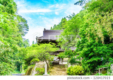 【世界遺產石見銀山銀礦遺址及其文化景觀】【重要傳統建築】島根縣大田市大森銀山：初夏的承源寺山門1 128417015