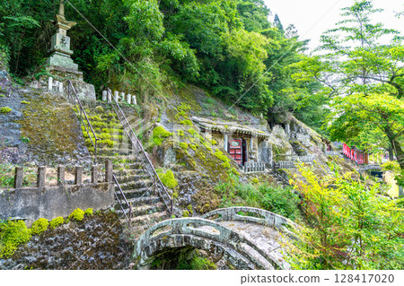 【世界遺產 石見銀山遺址及其文化景觀】【重要保護】大森銀山：羅漢寺的初夏 島根縣大田市羅漢洞窟1號 128417020