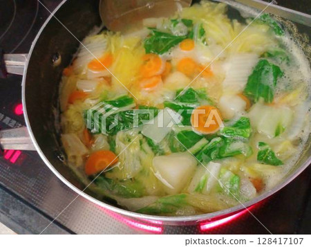 自製奶油燉菜，配以大量蔬菜 - 烹飪場景 128417107