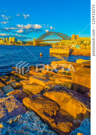 海港大橋和雪梨港的夜景。 128418255