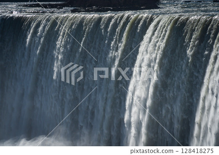 尼加拉瀑布的壯觀水流 128418275