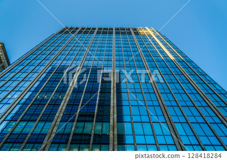 一群建築物在晴朗的天空和秋葉原 128418284