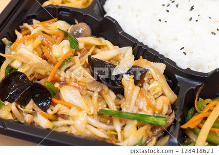 可口肉菜油煎的bento 128418621