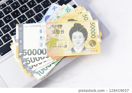 韓國貨幣、韓元紙幣和筆記型電腦 韓國貨幣、韓元紙幣和筆記型電腦 128419037