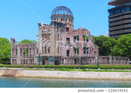 [Hiroshima Prefecture] Atomic Bomb Dome and Peace Memorial Park 128419341
