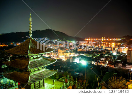 尾道市 天寧寺三重塔與城市燈光交相輝映的尾道夜景（廣島縣） 128419483