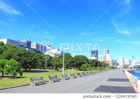 Scenery of Yamashita Park, Yokohama City, Kanagawa Prefecture 128419560