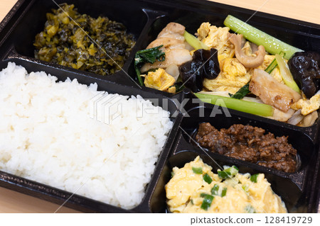 美味的豬肉蛋炒中式午餐盒 美味的豬肉蛋炒中式午餐盒 128419729