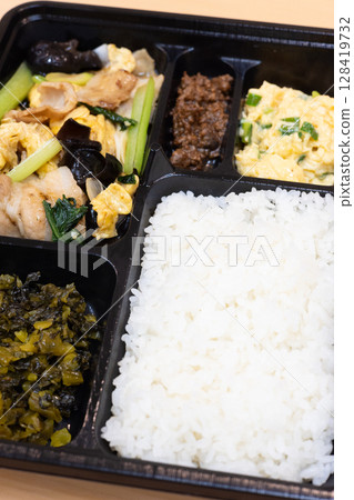 美味的豬肉蛋炒中式午餐盒 128419732