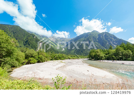<長野縣> 上高地的壯麗景色:河童橋、穗高山脈、梓川 <長野縣> 上高地的壯麗景色:河童橋、穗高山脈、梓川 128419976