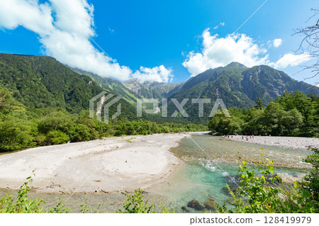 <Nagano Prefecture> The magnificent view of Kamikochi: Kappa Bridge, the Hotaka mountain range and the Azusa River 128419979