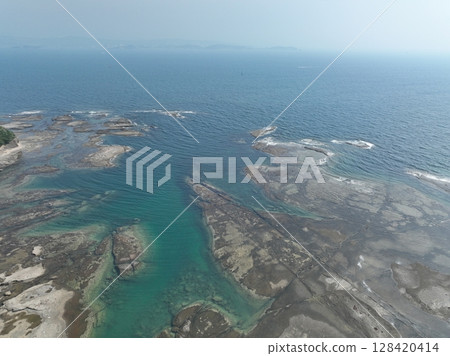 日本和歌山縣烏尤尼鹽沼，天神崎的壯麗景色，無人機攝影 128420414