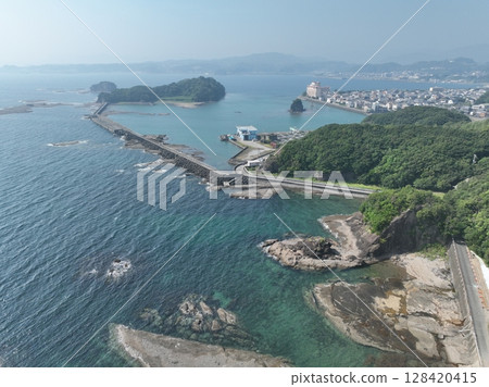 日本和歌山縣烏尤尼鹽沼，天神崎的壯麗景色，無人機攝影 128420415