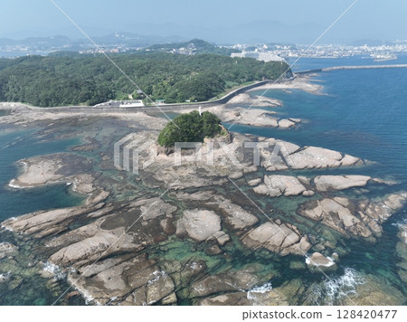 日本和歌山縣烏尤尼鹽沼，天神崎的壯麗景色，無人機攝影 128420477