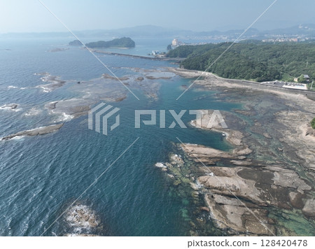 日本和歌山縣烏尤尼鹽沼，天神崎的壯麗景色，無人機攝影 128420478