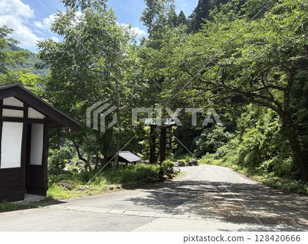 Kaikake Onsen_Kaikake Onsen in Okuyuzawa, Niigata Prefecture, surrounded by fresh greenery 128420666