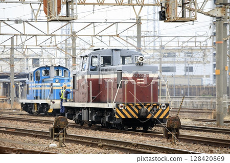 名古屋臨海鐵道ND552型柴油機車在笠寺站進行調車作業 名古屋臨海鐵道ND552型柴油機車在笠寺站進行調車作業 128420869