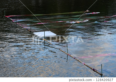 鴨川河畔排列的京都友禪布 鴨川河畔排列的京都友禪布 128420927