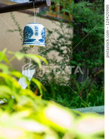 夏季的季節特徵：新鮮的綠色植物和隨風搖曳的風鈴 128420986
