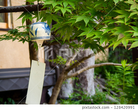 夏季的季節特徵:新鮮的綠色植物和隨風搖曳的風鈴 夏季的季節特徵:新鮮的綠色植物和隨風搖曳的風鈴 128420991