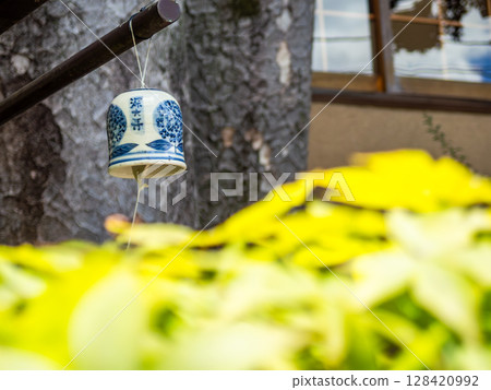 夏季的季節特徵：新鮮的綠色植物和隨風搖曳的風鈴 128420992