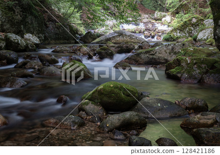 The Hontani River in Hokuto City, Yamanashi Prefecture 128421186