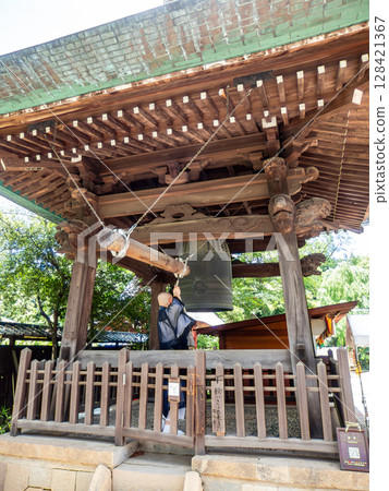 寺廟鐘聲的懷舊日常場景 寺廟鐘聲的懷舊日常場景 128421367