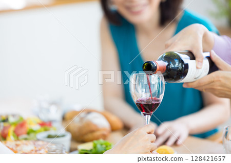 一名女子正在拍攝派對食物的照片 一名女子正在拍攝派對食物的照片 128421657