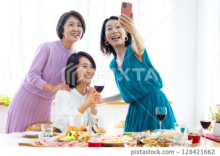 一位女士在聚會中拍照 128421662