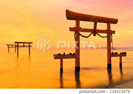 [佐賀郡] 日出時的王王神社水下鳥居 128421679