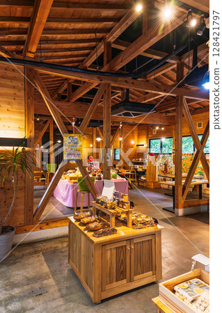 (Inside the restaurant) A cafe that stands out in a refreshing location where you can enjoy beautiful greenery and the sound of a babbling river (Kawachimachi, Nishi Ward, Kumamoto City) 128421797