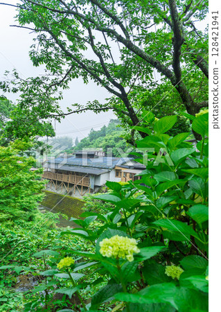 (Outdoor scene) A cafe that stands out in a refreshing location where you can enjoy beautiful greenery and the sound of a babbling river (Kawachimachi, Nishi Ward, Kumamoto City) 128421941