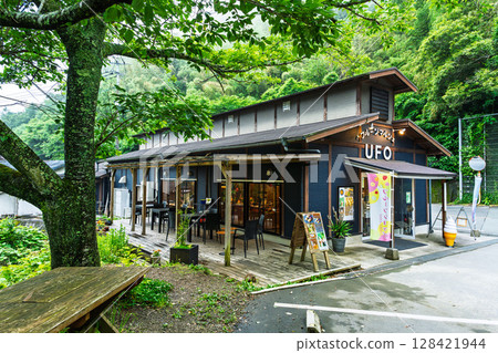 （外景）位於清爽地點的咖啡廳，可欣賞美麗的綠意和潺潺的河水聲（熊本市西區河內町） 128421944