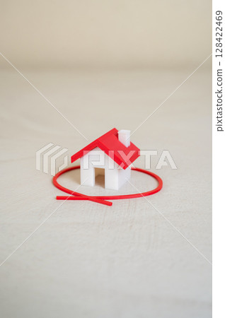 The house is circled with a red line. Select and inspect a house before purchasing. Inspection, legal verification, and securing a quality investment before purchase. 128422469