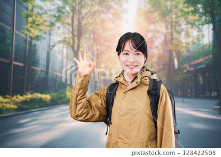 一位年輕的女職員穿著雨衣上班 128422508