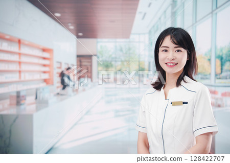 在化妝品店工作的年輕女員工 128422707