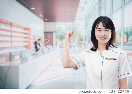 在化妝品店工作的年輕女員工 128422709