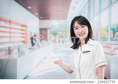 在化妝品店工作的年輕女員工 在化妝品店工作的年輕女員工 128422710