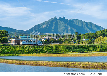 Rice field reflections against the backdrop of blue skies and Mount Aso (Aso, Minamiaso Village) Rice field reflections against the backdrop of blue skies and Mount Aso (Aso, Minamiaso Village) 128422865