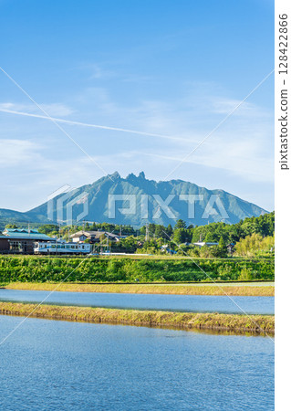 Rice field reflections against the backdrop of blue skies and Mount Aso (Aso, Minamiaso Village) Rice field reflections against the backdrop of blue skies and Mount Aso (Aso, Minamiaso Village) 128422866