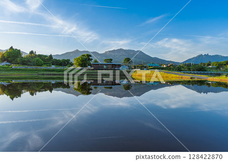 Rice field reflections against the backdrop of blue skies and Mount Aso (Aso, Minamiaso Village) 128422870